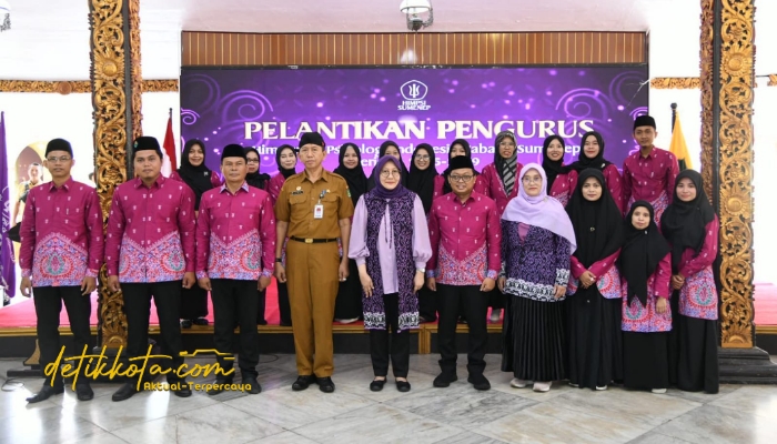 Pj Sekda Sumenep Syahwan Efendi bersama Ketua HIMPSI Cabang Sumenep Dr. Zamzami Sabiq usai pelantikan pengurus HIMPSI periode 2025–2029 di Pendopo Agung Keraton Sumenep, Senin (20/10/2025).