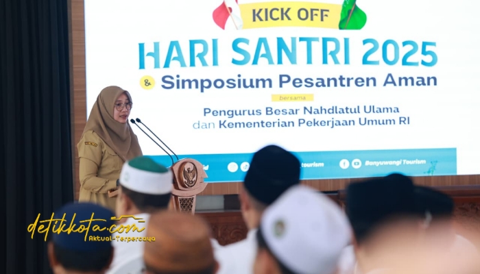 Bupati Banyuwangi Ipuk Fiestiandani menghadiri dan memberikan sambutan di kick off Hari Santri Nasional (HSN) 2025 di Pendopo Sabha Swagata Blambangan, Senin (20/10/2025).