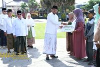Bupati Sumenep Achmad Fauzi Wongsojudo menyerahkan bantuan modal usaha kepada pelaku UMKM dalam rangka peringatan Hari Santri Nasional 2025.