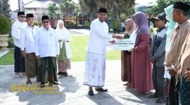 Bupati Sumenep Achmad Fauzi Wongsojudo menyerahkan bantuan modal usaha kepada pelaku UMKM dalam rangka peringatan Hari Santri Nasional 2025.