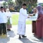 Bupati Sumenep Achmad Fauzi Wongsojudo menyerahkan bantuan modal usaha kepada pelaku UMKM dalam rangka peringatan Hari Santri Nasional 2025.