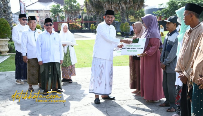 Bupati Sumenep Achmad Fauzi Wongsojudo menyerahkan bantuan modal usaha kepada pelaku UMKM dalam rangka peringatan Hari Santri Nasional 2025.