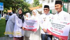 Bupati Banyuwangi Ipuk Fiestiandani menyerahkan insentif kepada perwakilan guru ngaji saat upacara peringatan Hari Santri Nasional 2025 di halaman Kantor Bupati Banyuwangi.