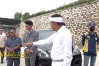 Gubernur Jawa Barat Dedi Mulyadi meninjau akses masuk Hotel Laska Ciater yang dinilai melanggar batas bahu jalan provinsi.