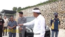Gubernur Jawa Barat Dedi Mulyadi meninjau akses masuk Hotel Laska Ciater yang dinilai melanggar batas bahu jalan provinsi.