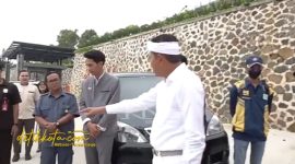 Gubernur Jawa Barat Dedi Mulyadi meninjau akses masuk Hotel Laska Ciater yang dinilai melanggar batas bahu jalan provinsi.