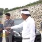 Gubernur Jawa Barat Dedi Mulyadi meninjau akses masuk Hotel Laska Ciater yang dinilai melanggar batas bahu jalan provinsi.