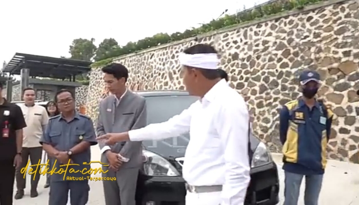 Gubernur Jawa Barat Dedi Mulyadi meninjau akses masuk Hotel Laska Ciater yang dinilai melanggar batas bahu jalan provinsi.