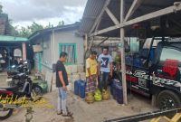 Petugas Polsek Kalianget bersama barang bukti lima tabung gas elpiji 3 kilogram hasil pencurian yang diamankan dari pelaku di Desa Marengan Laok, Sumenep.