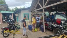 Petugas Polsek Kalianget bersama barang bukti lima tabung gas elpiji 3 kilogram hasil pencurian yang diamankan dari pelaku di Desa Marengan Laok, Sumenep.