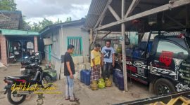 Petugas Polsek Kalianget bersama barang bukti lima tabung gas elpiji 3 kilogram hasil pencurian yang diamankan dari pelaku di Desa Marengan Laok, Sumenep.