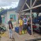 Petugas Polsek Kalianget bersama barang bukti lima tabung gas elpiji 3 kilogram hasil pencurian yang diamankan dari pelaku di Desa Marengan Laok, Sumenep.