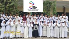 Siswa-siswi SMPN 3 Purwakarta mengikuti kegiatan peringatan Hari Santri 2025 dengan penuh semangat dan khidmat.