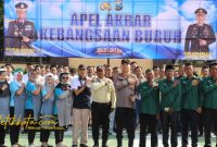 Kapolres Sumenep AKBP Rivanda, S.I.K memimpin Apel Akbar Kebangsaan Buruh di halaman Polres Sumenep, Kamis (23/10/2025).