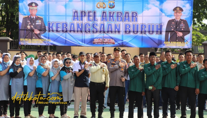 Kapolres Sumenep AKBP Rivanda, S.I.K memimpin Apel Akbar Kebangsaan Buruh di halaman Polres Sumenep, Kamis (23/10/2025).