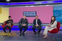 Ketua Komisi Informasi (KI) Jawa Timur, Edi Purwanto bersama Konsul Jenderal Australia, Glen Douglas Askew saat dialog strategis peringatan Hari Hak untuk Tahu Internasional di Surabaya, Kamis (23/10/2025).