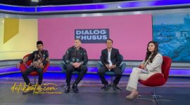 Ketua Komisi Informasi (KI) Jawa Timur, Edi Purwanto bersama Konsul Jenderal Australia, Glen Douglas Askew saat dialog strategis peringatan Hari Hak untuk Tahu Internasional di Surabaya, Kamis (23/10/2025).