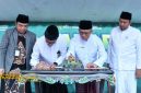 Direktur Utama BPRS Bhakti Sumekar Hairil Fajar bersama perwakilan Bank Muamalat Indonesia menandatangani nota kesepahaman (MoU) tentang penguatan layanan digital perbankan syariah, disaksikan Bupati Sumenep Achmad Fauzi Wongsojudo, Rabu (22/10/2025).