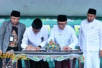 Direktur Utama BPRS Bhakti Sumekar Hairil Fajar bersama perwakilan Bank Muamalat Indonesia menandatangani nota kesepahaman (MoU) tentang penguatan layanan digital perbankan syariah, disaksikan Bupati Sumenep Achmad Fauzi Wongsojudo, Rabu (22/10/2025).