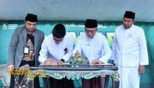 Direktur Utama BPRS Bhakti Sumekar Hairil Fajar bersama perwakilan Bank Muamalat Indonesia menandatangani nota kesepahaman (MoU) tentang penguatan layanan digital perbankan syariah, disaksikan Bupati Sumenep Achmad Fauzi Wongsojudo, Rabu (22/10/2025).