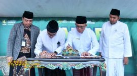 Direktur Utama BPRS Bhakti Sumekar Hairil Fajar bersama perwakilan Bank Muamalat Indonesia menandatangani nota kesepahaman (MoU) tentang penguatan layanan digital perbankan syariah, disaksikan Bupati Sumenep Achmad Fauzi Wongsojudo, Rabu (22/10/2025).
