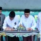 Direktur Utama BPRS Bhakti Sumekar Hairil Fajar bersama perwakilan Bank Muamalat Indonesia menandatangani nota kesepahaman (MoU) tentang penguatan layanan digital perbankan syariah, disaksikan Bupati Sumenep Achmad Fauzi Wongsojudo, Rabu (22/10/2025).