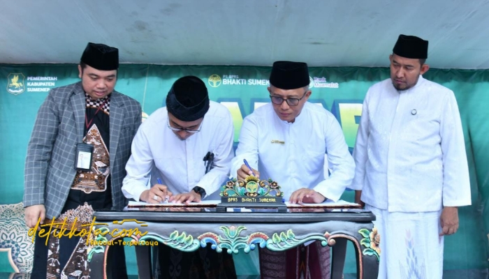 Direktur Utama BPRS Bhakti Sumekar Hairil Fajar bersama perwakilan Bank Muamalat Indonesia menandatangani nota kesepahaman (MoU) tentang penguatan layanan digital perbankan syariah, disaksikan Bupati Sumenep Achmad Fauzi Wongsojudo, Rabu (22/10/2025).