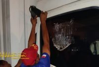 Petugas Damkar Pamekasan bersama BPBD melakukan evakuasi seorang anak yang terkunci di dalam mobil box di Jalan Jokotole, Kelurahan Barurambat Timur, Kecamatan Pademawu, Kamis (23/10/2025).