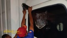 Petugas Damkar Pamekasan bersama BPBD melakukan evakuasi seorang anak yang terkunci di dalam mobil box di Jalan Jokotole, Kelurahan Barurambat Timur, Kecamatan Pademawu, Kamis (23/10/2025).
