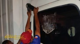 Petugas Damkar Pamekasan bersama BPBD melakukan evakuasi seorang anak yang terkunci di dalam mobil box di Jalan Jokotole, Kelurahan Barurambat Timur, Kecamatan Pademawu, Kamis (23/10/2025).