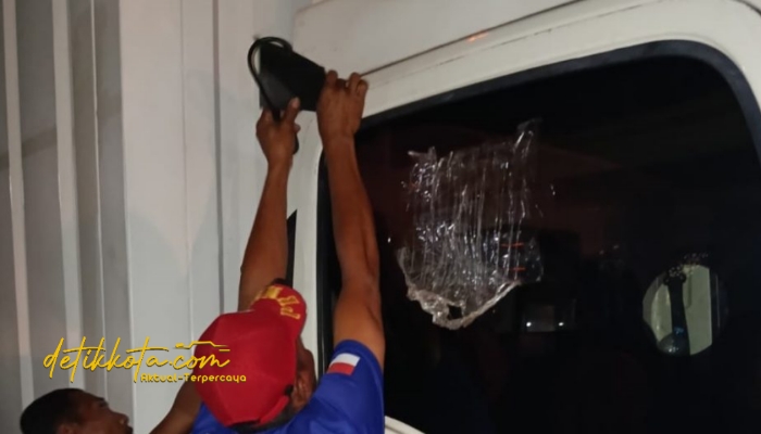 Petugas Damkar Pamekasan bersama BPBD melakukan evakuasi seorang anak yang terkunci di dalam mobil box di Jalan Jokotole, Kelurahan Barurambat Timur, Kecamatan Pademawu, Kamis (23/10/2025).