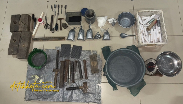 Barang bukti bahan peledak dari rumah tersangka di Kecamatan Gapura.