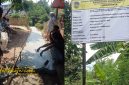 Pekerja tengah melakukan pengecoran jalan lingkungan di Desa Sempur, Kecamatan Plered, Kabupaten Purwakarta.