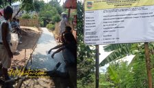 Pekerja tengah melakukan pengecoran jalan lingkungan di Desa Sempur, Kecamatan Plered, Kabupaten Purwakarta.