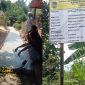 Pekerja tengah melakukan pengecoran jalan lingkungan di Desa Sempur, Kecamatan Plered, Kabupaten Purwakarta.