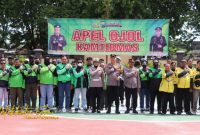 Kapolres Sumenep AKBP Rivanda, S.I.K. bersama komunitas ojek online usai apel Kamtibmas di Lapangan Tribrata Polres Sumenep.