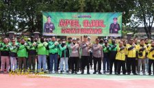 Kapolres Sumenep AKBP Rivanda, S.I.K. bersama komunitas ojek online usai apel Kamtibmas di Lapangan Tribrata Polres Sumenep.