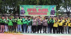 Kapolres Sumenep AKBP Rivanda, S.I.K. bersama komunitas ojek online usai apel Kamtibmas di Lapangan Tribrata Polres Sumenep.