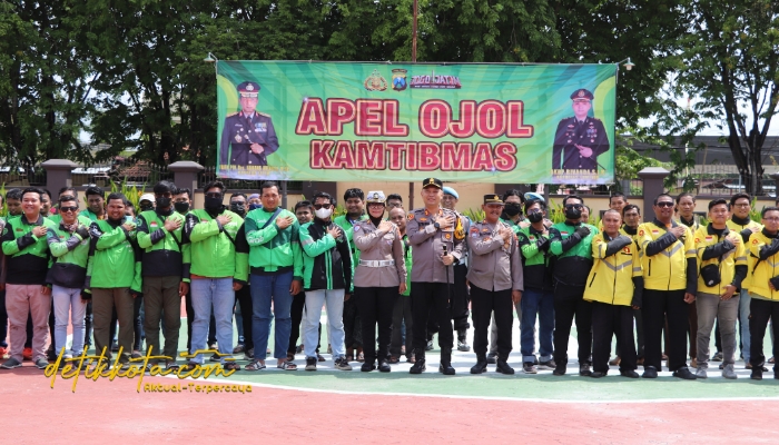 Kapolres Sumenep AKBP Rivanda, S.I.K. bersama komunitas ojek online usai apel Kamtibmas di Lapangan Tribrata Polres Sumenep.