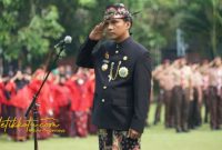 Bupati Bangkalan Lukman Hakim memimpin upacara peringatan Hari Jadi Bangkalan ke-494 di Halaman Kantor Bupati Bangkalan.