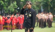 Bupati Bangkalan Lukman Hakim memimpin upacara peringatan Hari Jadi Bangkalan ke-494 di Halaman Kantor Bupati Bangkalan.