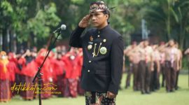Bupati Bangkalan Lukman Hakim memimpin upacara peringatan Hari Jadi Bangkalan ke-494 di Halaman Kantor Bupati Bangkalan.