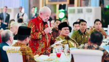 Presiden Prabowo Subianto menjamu Presiden Brasil Luiz Inácio Lula da Silva dan Ibu Negara Rosangela Lula da Silva dalam santap malam kenegaraan di halaman Istana Kepresidenan Jakarta, Kamis (23/10/2025). Foto: BPMI Setpres/Laily Rachev