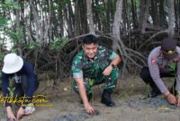 Dandim 0827/Sumenep Letkol Arm Bendi Wibisono bersama komunitas GEN Sumenep menanam bibit mangrove di pesisir Desa Kalianget Barat, Jumat (24/10/2025).