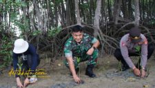 Dandim 0827/Sumenep Letkol Arm Bendi Wibisono bersama komunitas GEN Sumenep menanam bibit mangrove di pesisir Desa Kalianget Barat, Jumat (24/10/2025).