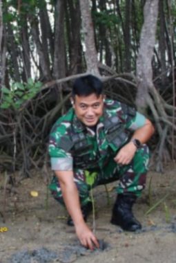 Dandim 0827/Sumenep dan Komunitas GEN Tanam Ratusan Mangrove di Pesisir Kalianget