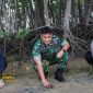 Dandim 0827/Sumenep Letkol Arm Bendi Wibisono bersama komunitas GEN Sumenep menanam bibit mangrove di pesisir Desa Kalianget Barat, Jumat (24/10/2025).