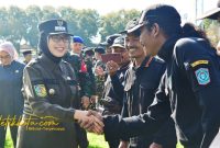 Bupati Lumajang Indah Amperawati (Bunda Indah) saat menyampaikan kebijakan Dana Dusun untuk memperkuat keamanan dan ketahanan sosial masyarakat, Jumat (24/10/2025).