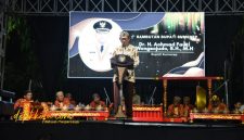 Pj Sekda Sumenep Syahwan Effendi bersama jajaran Pemkab saat meluncurkan Kalender Event 2026 di area timur Taman Potre Koneng, Jumat (24/10/2025).