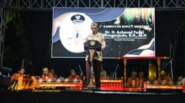 Pj Sekda Sumenep Syahwan Effendi bersama jajaran Pemkab saat meluncurkan Kalender Event 2026 di area timur Taman Potre Koneng, Jumat (24/10/2025).